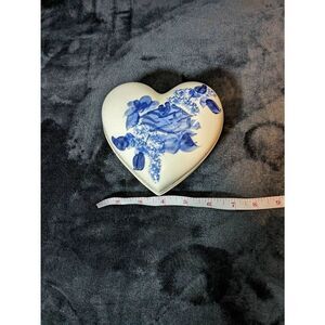 Pottery by Levine Inc 1986 Hart shaped trinket box.
